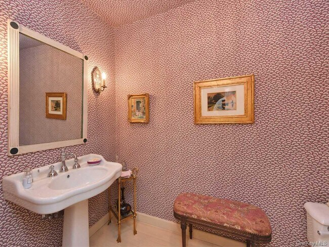 Building Photo - 123 Middle Neck Rd