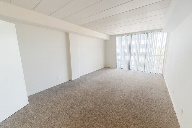 Building Photo - 5400 Memorial Dr