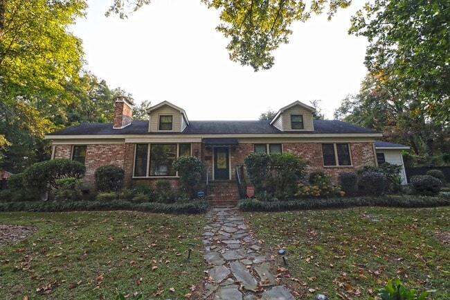 Building Photo - Updated 3 bedroom 2.5 bath home in Sherwood Forest