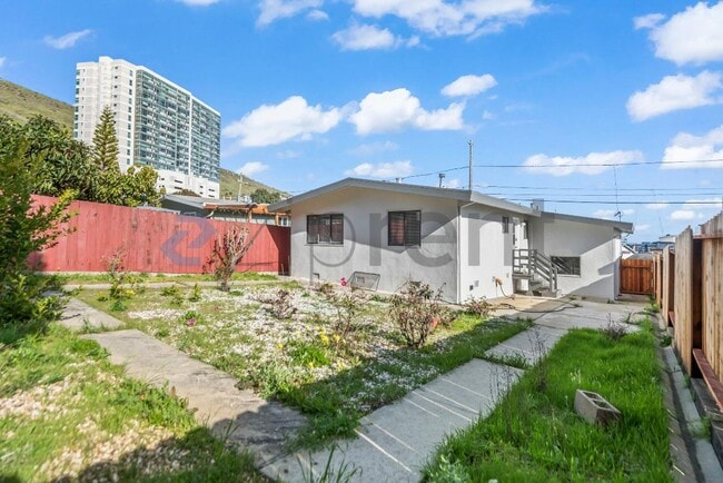 Building Photo - 161 Pecks Ln