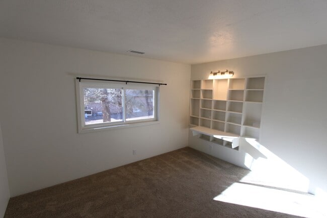 Building Photo - *LEASE PENDING $500 Move-In Special! Month to month lease Available.