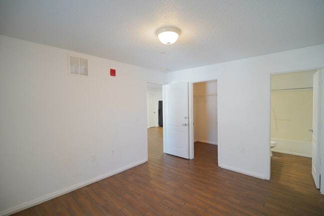 Building Photo - 3 Bed / 3 Bath Condo in Gated Community