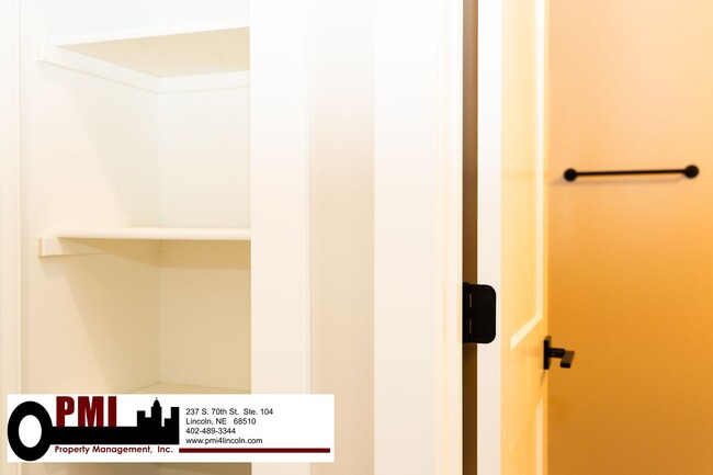 Building Photo - 5 Bedroom and 3 Bathroom House