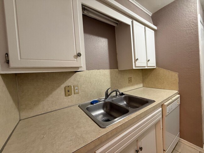 Building Photo - For Rent – 3 Bed | 2 Bath Duplex in Broken Arrow Schools