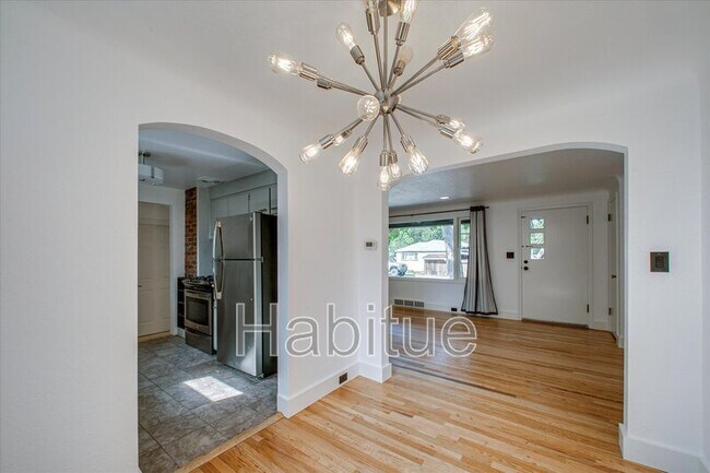 Building Photo - 414 S Pond St
