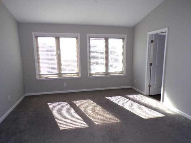 Building Photo - 4 Bedroom Townhome Located In Allenwood