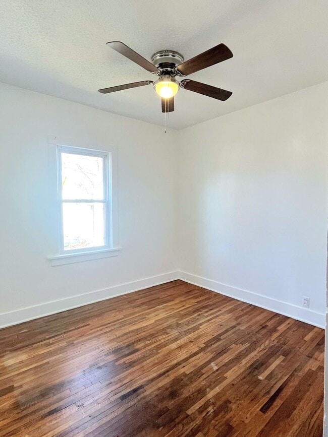 Building Photo - 3 Bedroom Home on Corner Lot