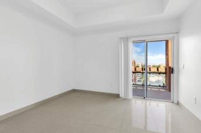 Building Photo - Two bedroom Park Avenue Condo/Freshly pain...