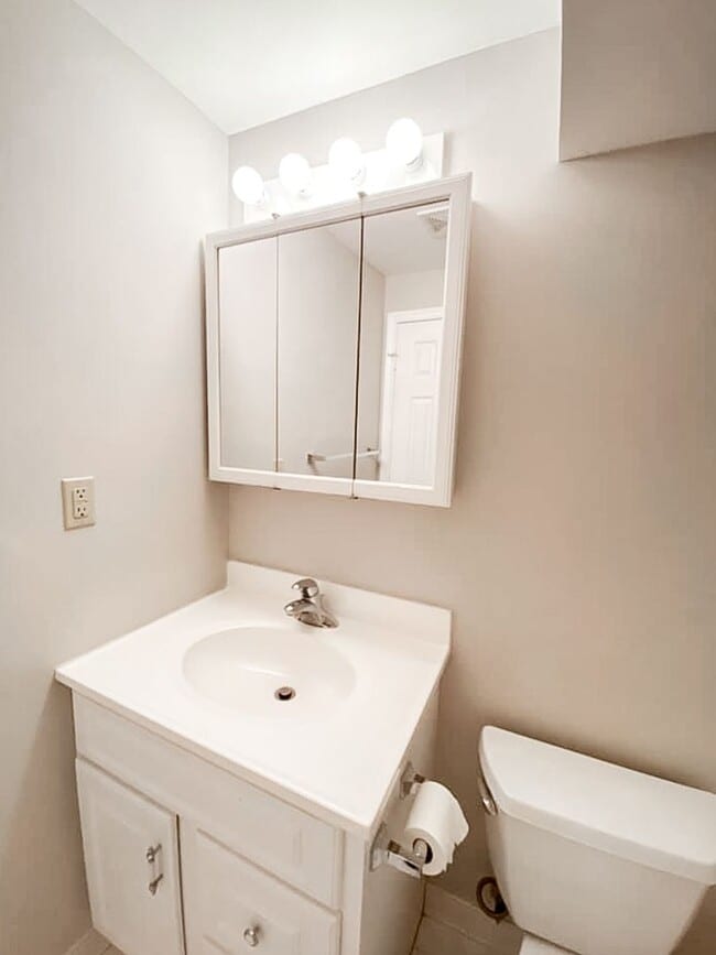 Building Photo - Fantastic 4 Bedroom 3.5 Bathroom Colonial ...