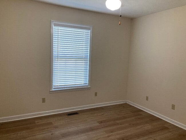 Building Photo - 606 Windcrest Dr