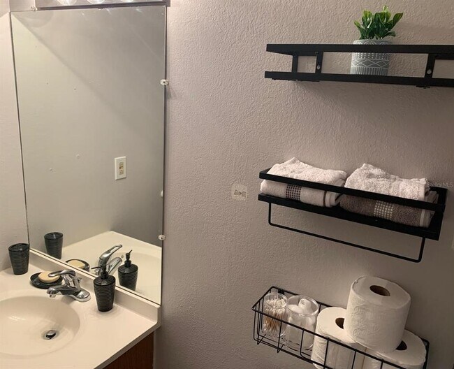 Building Photo - 1057 S Hiawassee Rd