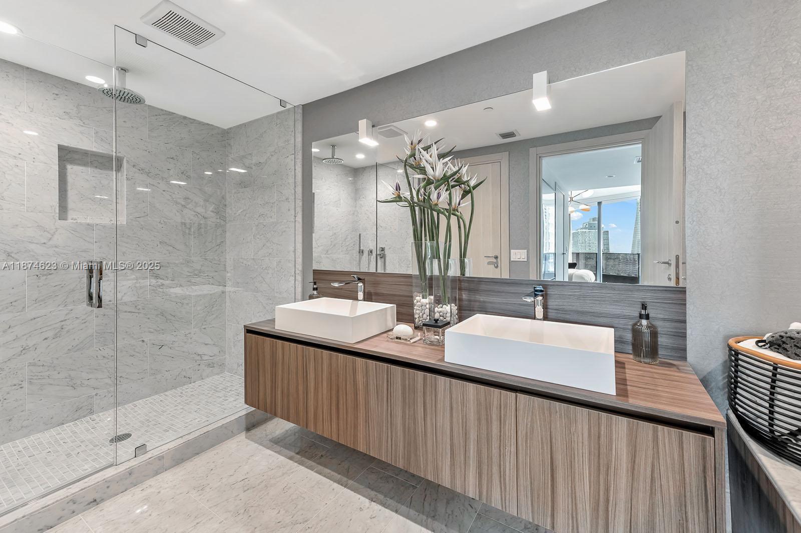 Building Photo - 1000 Brickell Plz