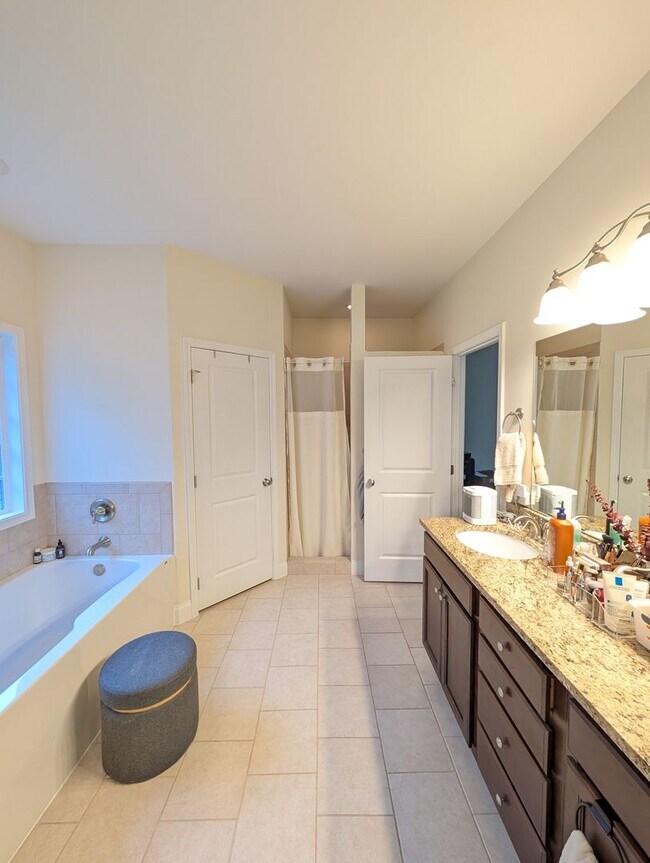 Building Photo - Beautiful Home in Convenient Swannanoa