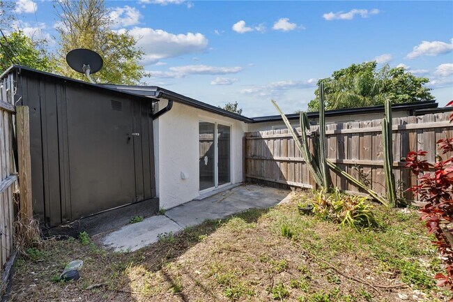 Building Photo - 4430 Shoreline Dr