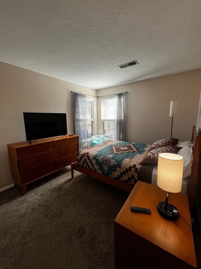 Building Photo - Beautifully FURNISHED Townhouse in a Great Location!