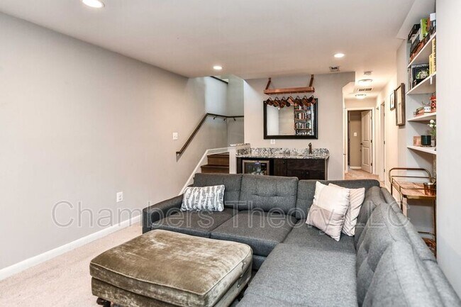 Building Photo - 1015 Woods Pl