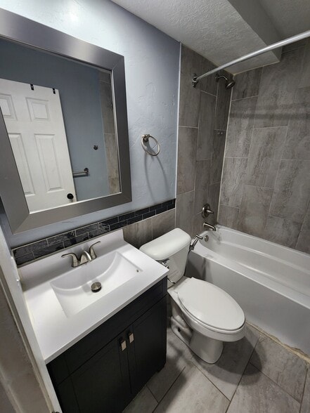 Building Photo - 609 N Prairie Ave