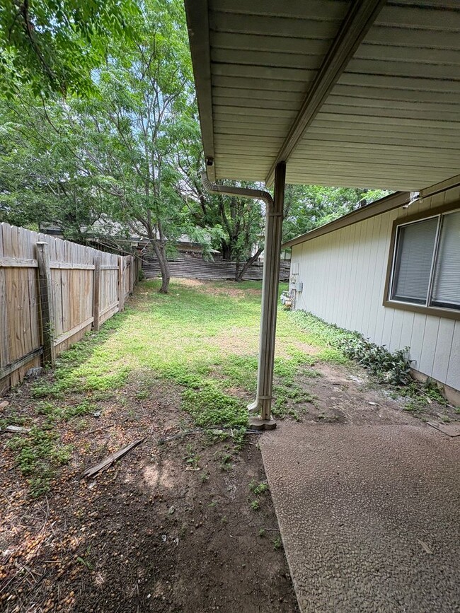 Building Photo - Newly Renovated Duplex - Northwest San Ant...