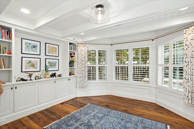 Building Photo - Exceptional Living in the Heart of Arlingt...