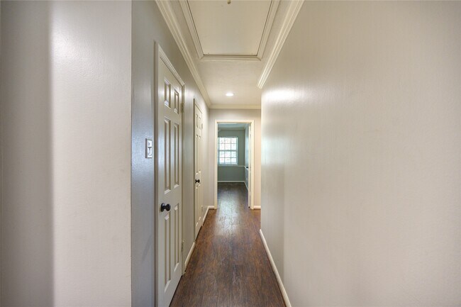 Building Photo - 940 Wycliffe Dr