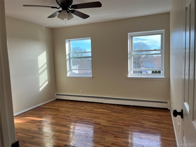 Building Photo - 410 Jericho Tpke