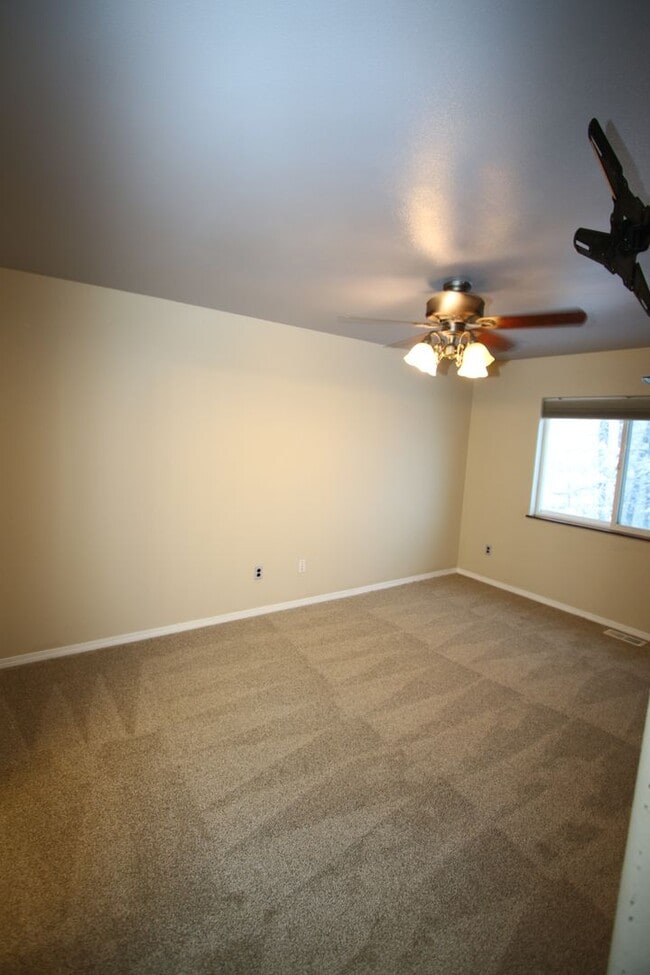 Building Photo - 3 Bedroom Home in North East Anchorage!