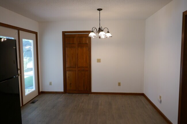 Building Photo - 368 Country Club Rd