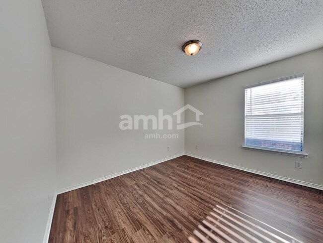 Building Photo - 2708 Emerald Ln