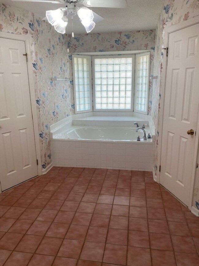 Building Photo - 4712 Lakeview Estates Dr