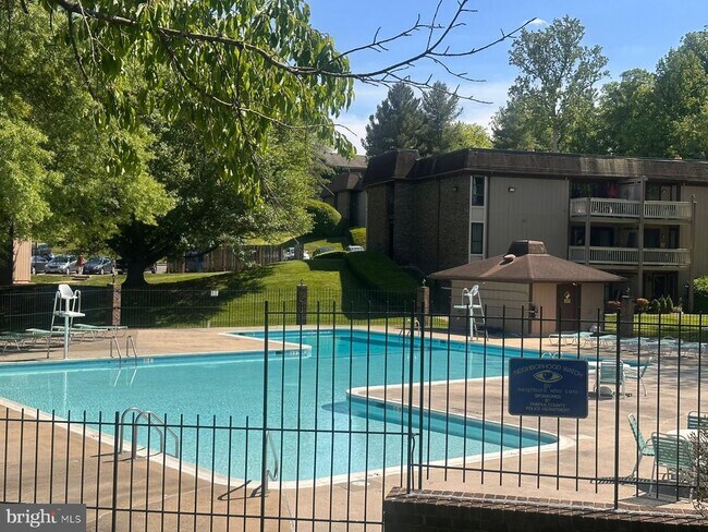 Building Photo - 5821 Royal Ridge Dr