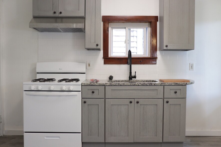 Building Photo - 1033 Flemington St