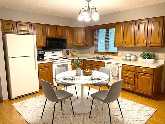 Building Photo - 4 BEDROOM, 2 BATH HOME IN EAST SIOUX FALLS! DOUBLE ATTACHED GARAGE! FENCED IN BACKYARD!