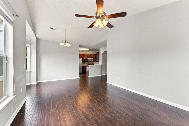 Building Photo - Absolutely Stunning 3 BR/2 BA/2 Car Garage Condo in gorgeous Gated New Tampa resort style community.