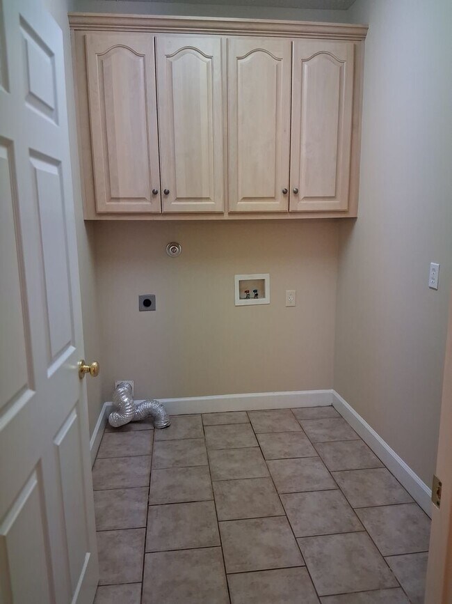 Building Photo - Beautiful 4-bedroom 2 bath home 69S Tuscaloosa