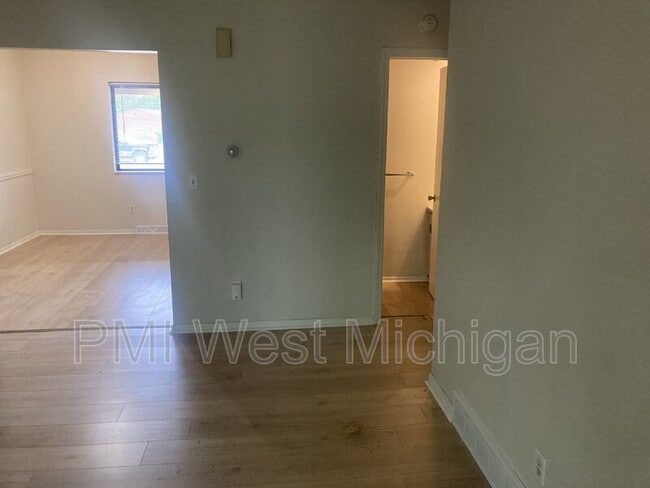 Building Photo - 6070 In the Pines Dr SE