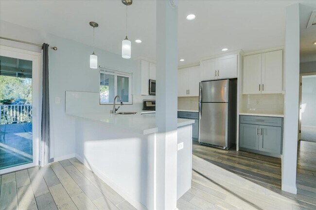 Building Photo - 2563 Roseview Pl