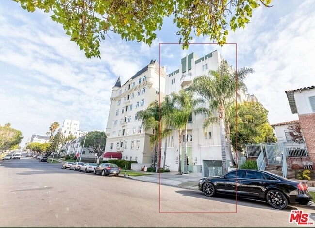 Building Photo - 906 Serrano Ave