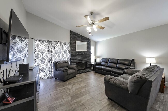 Building Photo - 3 Bedrooms with an office in Southwest Bakersfield!!