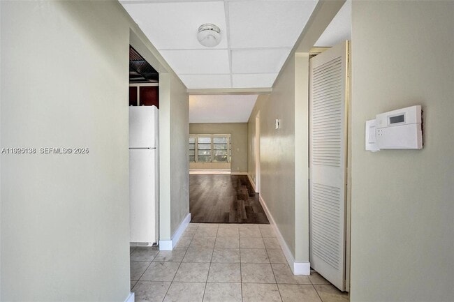 Building Photo - 1030 Country Club Dr