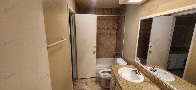 Building Photo - 2204 Oak Hill Dr
