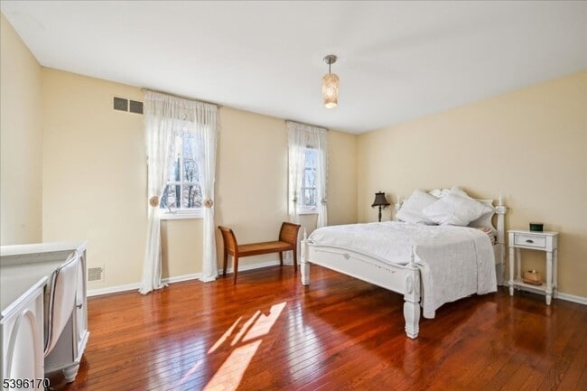 Building Photo - 545 Johnston Dr