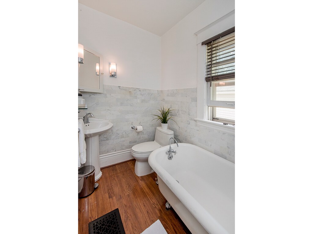 Main Floor Bath - 961 18th Ave SE