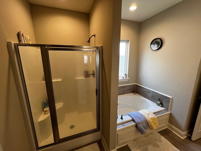 Building Photo - 3 Bedroom, 2 Bathroom, Brick Home , Garage , fenced yard