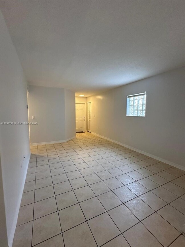 Building Photo - 1270 SE 28th Ct