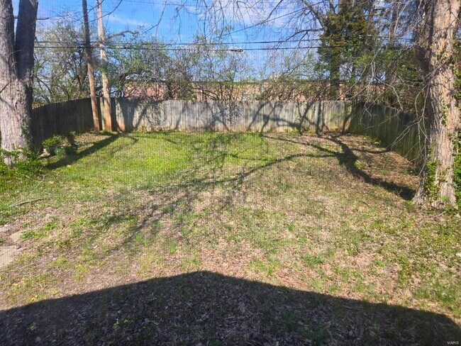 Building Photo - "Charming 3-Bedroom Home on Cameron Road, St. Louis – Cozy 1026 Sq Ft with Full Bath!"  We accept...