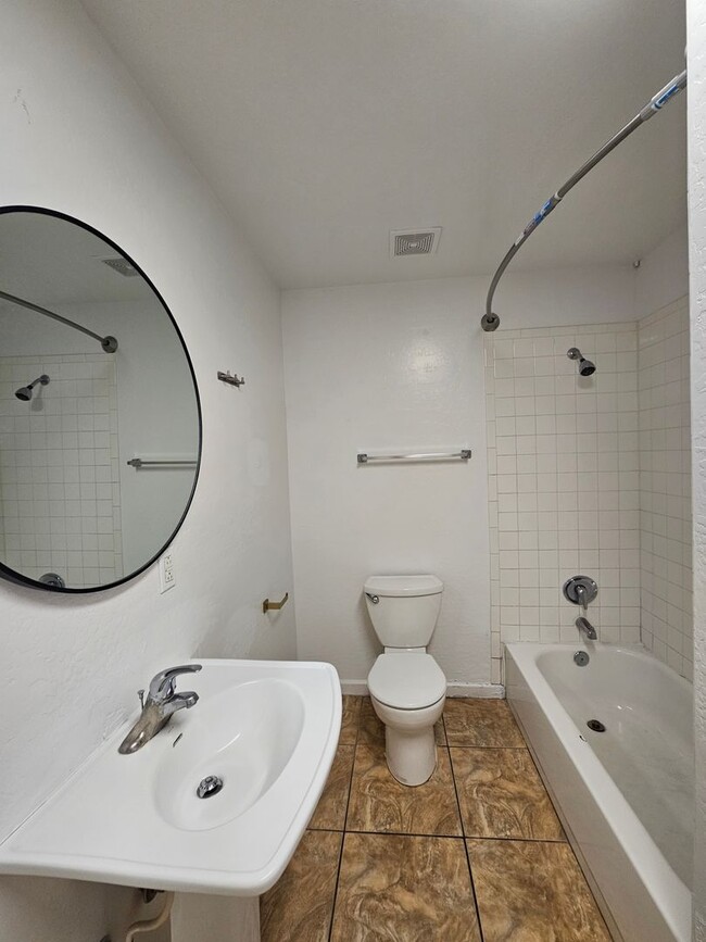 Building Photo - Scottsdale - 5 bedroom, 3 bath - Remodeled...
