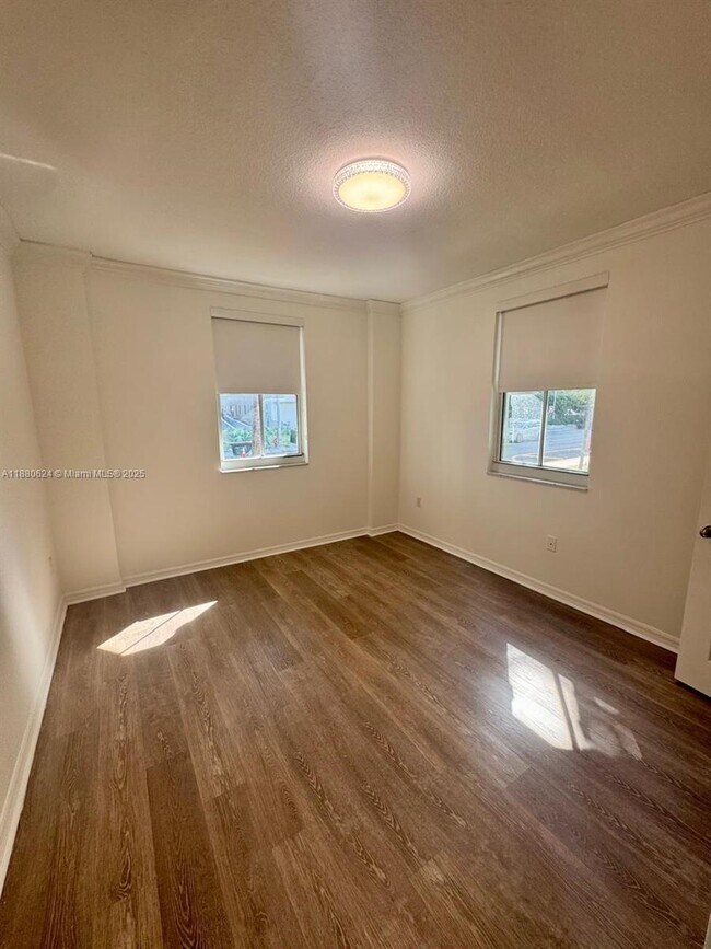 Building Photo - 9172 Collins Ave