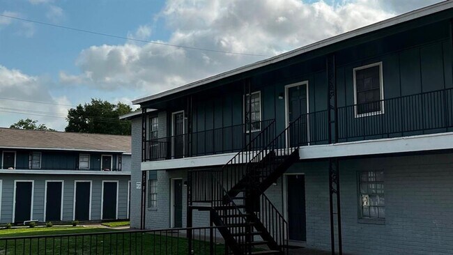 Primary Photo - 1800 N Wayside Dr