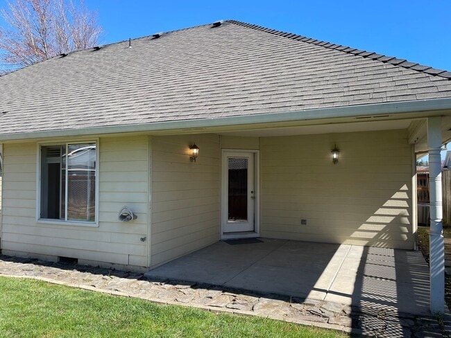 Building Photo - Stunning 3 Bedroom 2 Bath Home- Located in Friendly Central Point-Over 1600 Sq. Ft.