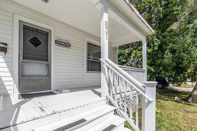 Building Photo - 831 Brookwood Pl